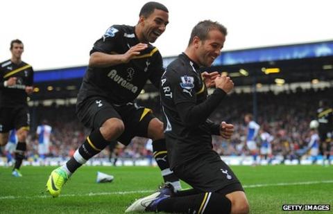 Rafael Van der Vaart celebrates with Aaron Lennon
