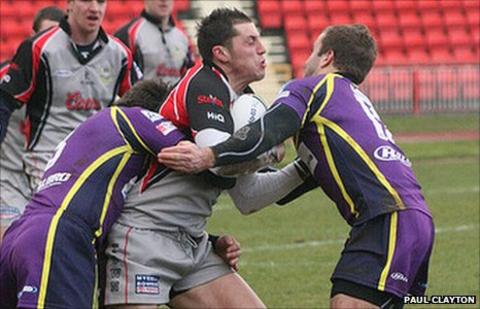 Martyn Wilson tackled by Gateshead Thunder players