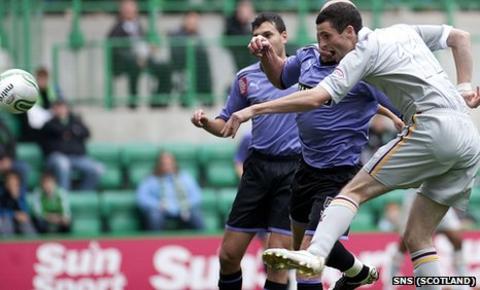 Jamie Murphy nets an early header at Easter Road