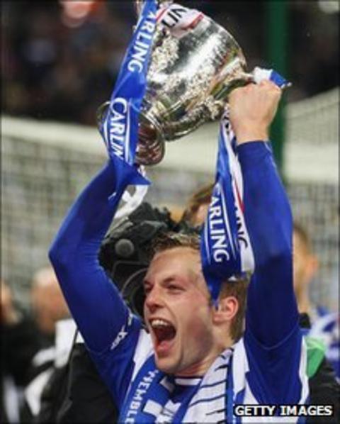 Sebastian Larsson holds the Carling Cup aloft