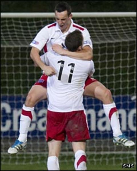 Marc Fitzpatrick celebrates with Iain Vigurs