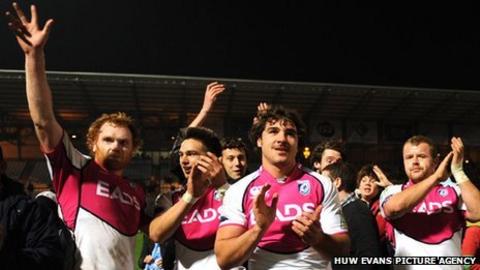 Cardiff Blues celebrate in Paris