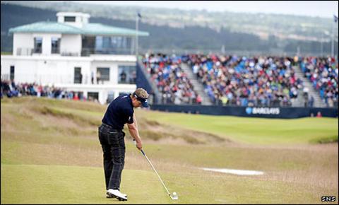 Luke Donald approaches the 18th green at Castle Stuart