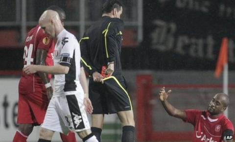 Fulham striker Andrew Johnson is sent off against FC Twente