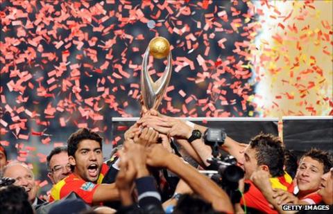 Esperance of Tunisia lift the 2011 African Champions League trophy