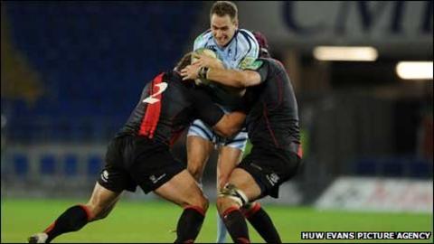 Dan Parks is tackled by Ross Ford and Sean Cox
