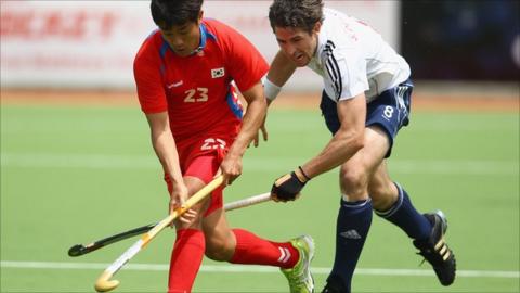 Jong Ho Seo of Korea battles with Simon Mantell of Great Britain