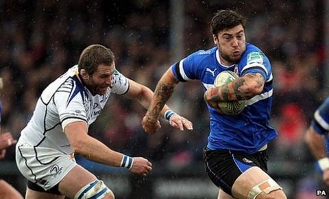 Matt Banahan (r) sprints away from Damian Browne