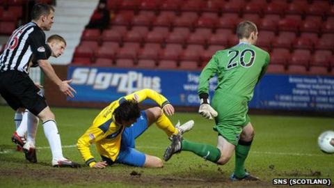 Dunfermline goalkeeper Chris Smith had a poor game for the Pars