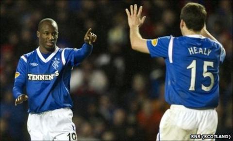 Sone Aluko and David Healy celebrate