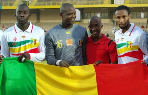 Seydou Keita (far right) with the Mali flag