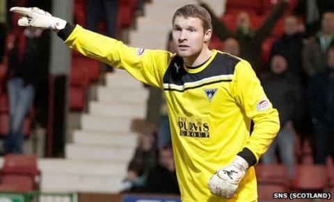 Iain Turner made his Dunfermline debut in a 3-2 loss to Hibernian