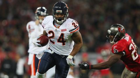 Marion Barber runs in a touchdown for Chicago at Wembley