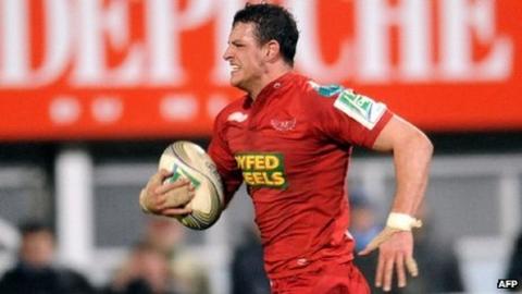 Flanker Aaron Shingler races away