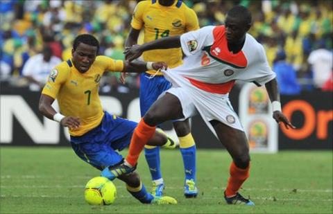 Stephane Nguema (left) and Niger's Boubacar Talatou