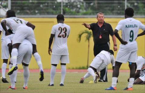 Assistant coach Roland Courbis (in black)