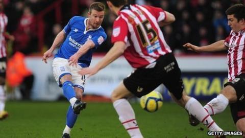 Wade Elliott scores the third goal for Birmingham