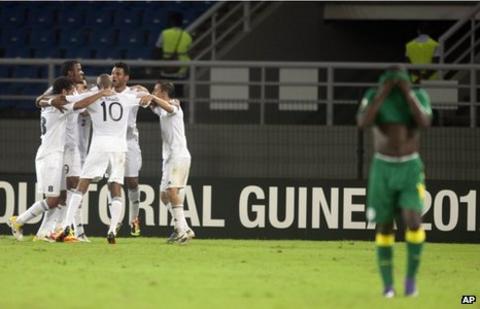 Libya's players celebrate Ihab Albusaifi's goal as Senegal's Issiar Dia reacts