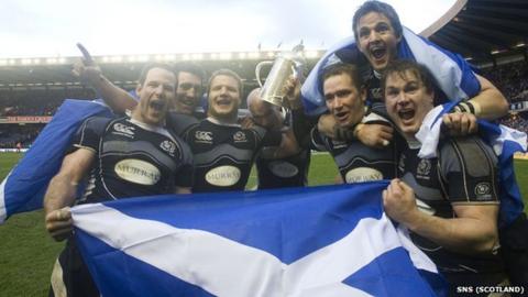 Scotland players celebrate Calcutta Cup victory in 2008