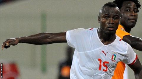 Equatorial Guinea defender Laurence Doe (L)