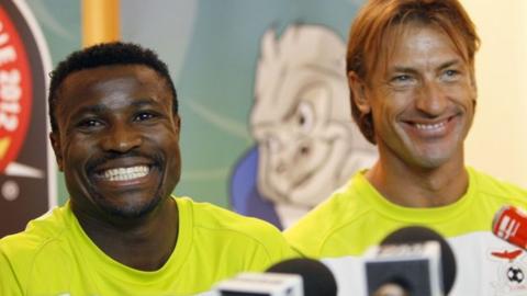 Zambia captain Christopher Katongo (L) and coach Herve Renard at a press conference, 10 February