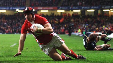 Leigh Halfpenny scores his second try against Scotland