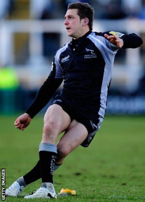 Jimmy Gopperth lands a kick against London Irish