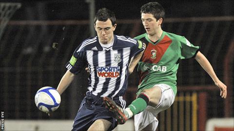 Sean Houston of Bray Wanderers in action against Glentoran's Jim O'Hanlon at the Oval