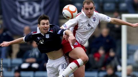Dundee's Carl Finnigan goes head-to-head with Grant Munro (right)