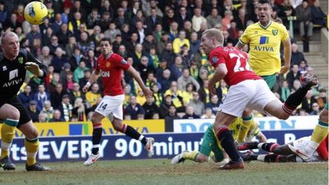 Paul Scholes scores against Norwich