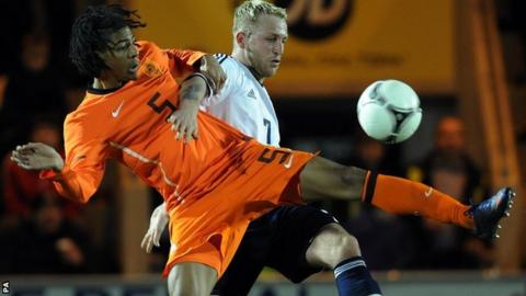Holland"s Patrick Vanaanholt and Scotland"s Jonathon Russell