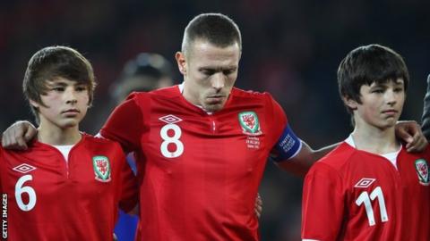 Edward and Thomas Speed with Wales striker Craig Bellamy ahead of the Gary Speed Memorial International Match between Wales and Costa Rica