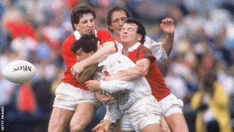 Jonathan Davies and Ieuan Evans get to grips with England at the 1987 World Cup