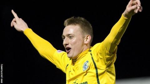 Derek Riordan celebrates a goal for Hibernian