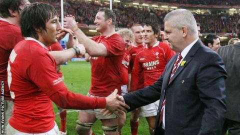 Gavin Henson and Warren Gatland celebrate Wales' 2008 Grand Slam