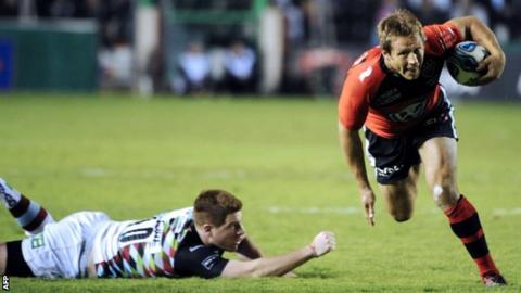 Toulon fly-half Jonny Wilkinson eludes Harlequins counterpart Rory Clegg