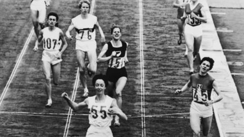 Britain's Anne Packer wins 800m at 1964 Tokyo Olympics
