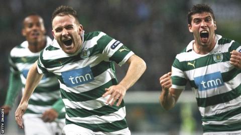Sporting's Spanish midfielder, Diego Capel (centre) celebrates with his teammates