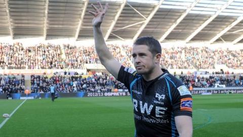 Shane Williams acknowledges the Liberty Stadium crowd
