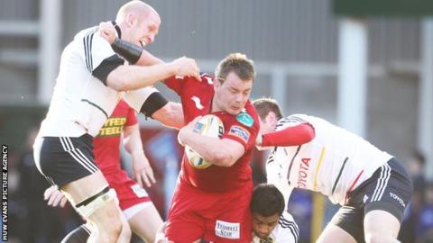 Paul O'Connell holds Matthew Rees