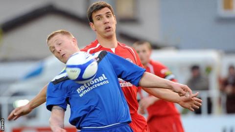 Chris Morrow battles with Gavin Peers in Sligo