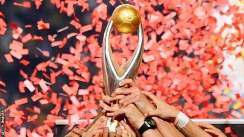 Esperance raise the Champions League trophy