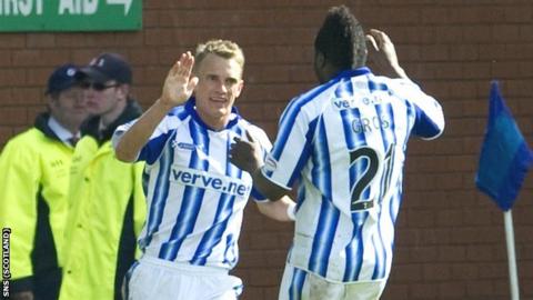 Dean Shiels is congratulated on his goal by William Gros