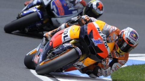 Casey Stoner holds off Jorge Lorenzo