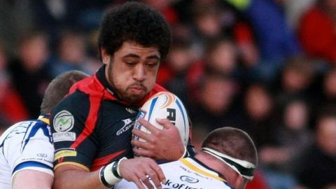 Toby Faletau is caught in a Leinster sandwich