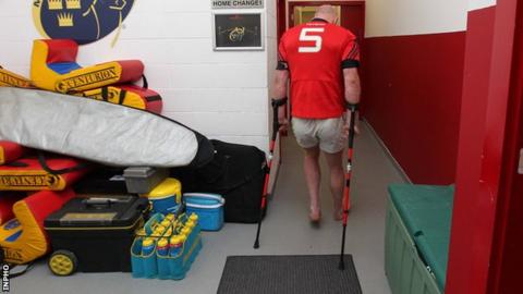 Paul O'Connell limps out of Munster changing-room
