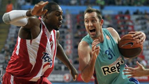 Barcelona's Chuck Eidson (right) vies with Olympiakos's Richard Dorsey