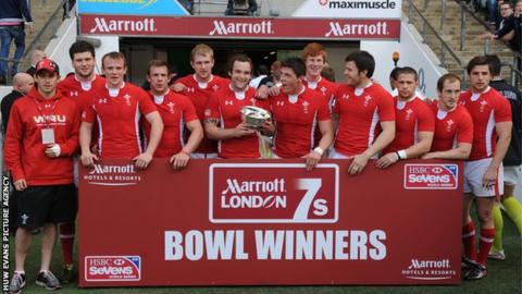 Wales celebrate the London Sevens Bowl title