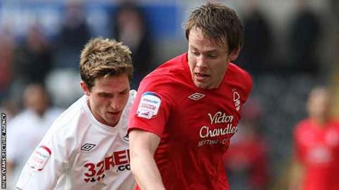 Chris Gunter takes on Joe Allen in 2011