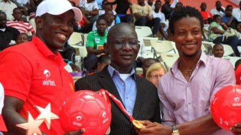 Dwight Yorke (left), Sierra Leone's Sports Minister and former Leone Star Mohamed Kallon